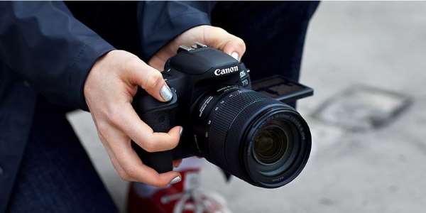    Canon EOS 77D